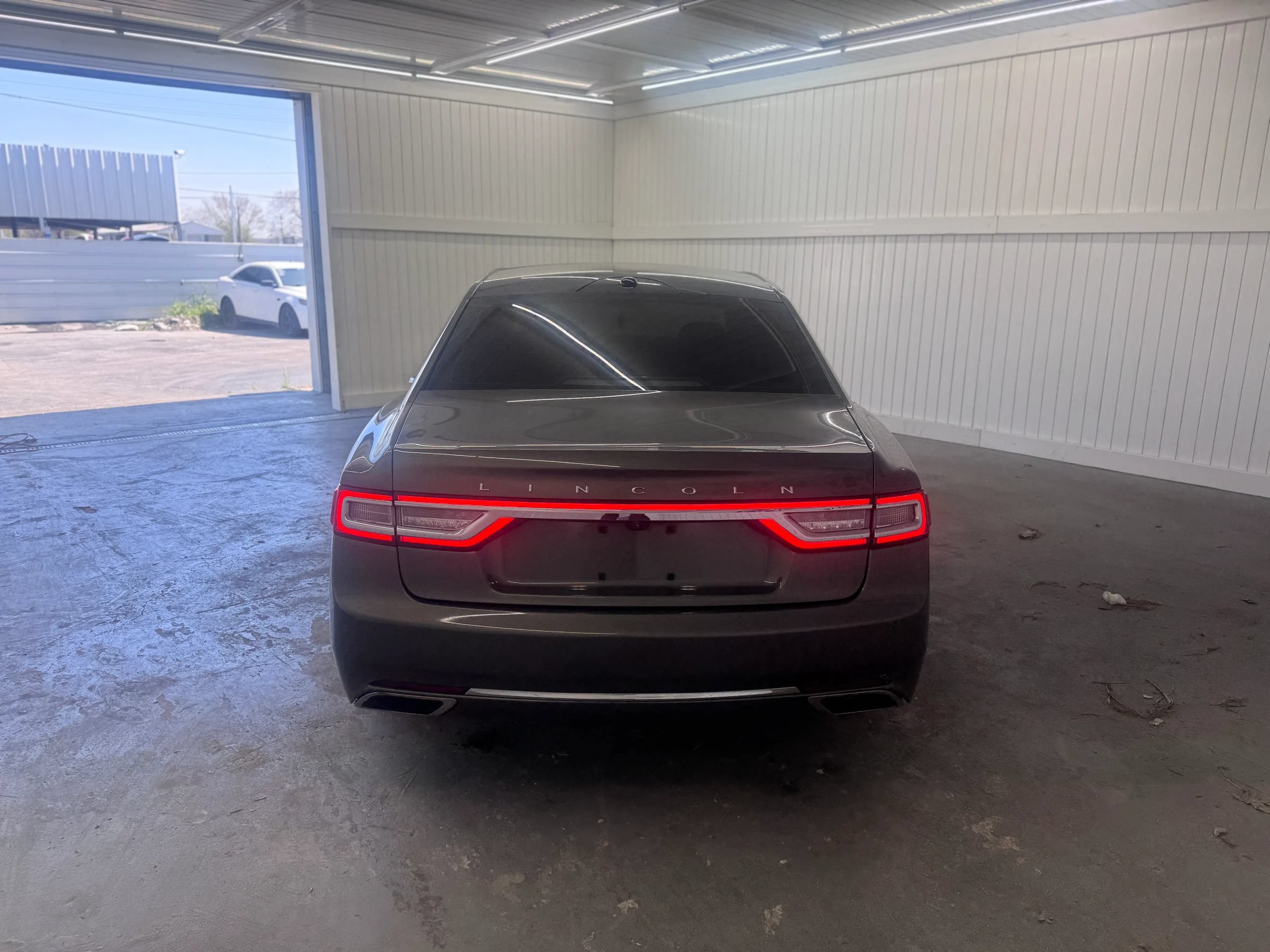 Used 2017 Lincoln Continental Select w/ Technology Package FWD image 6