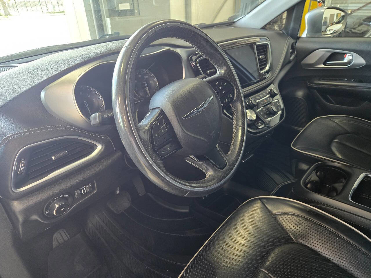 Used 2020 Chrysler Pacifica Limited w/ Advanced Safetytec Group FWD image 12