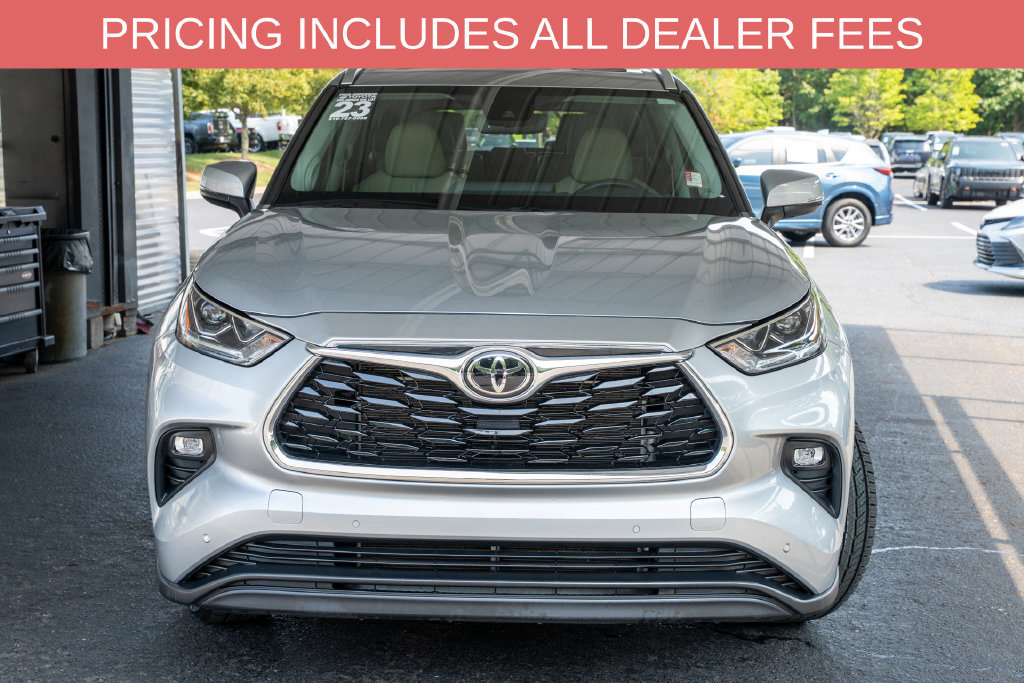 Used 2023 Toyota Highlander Limited FWD image 2