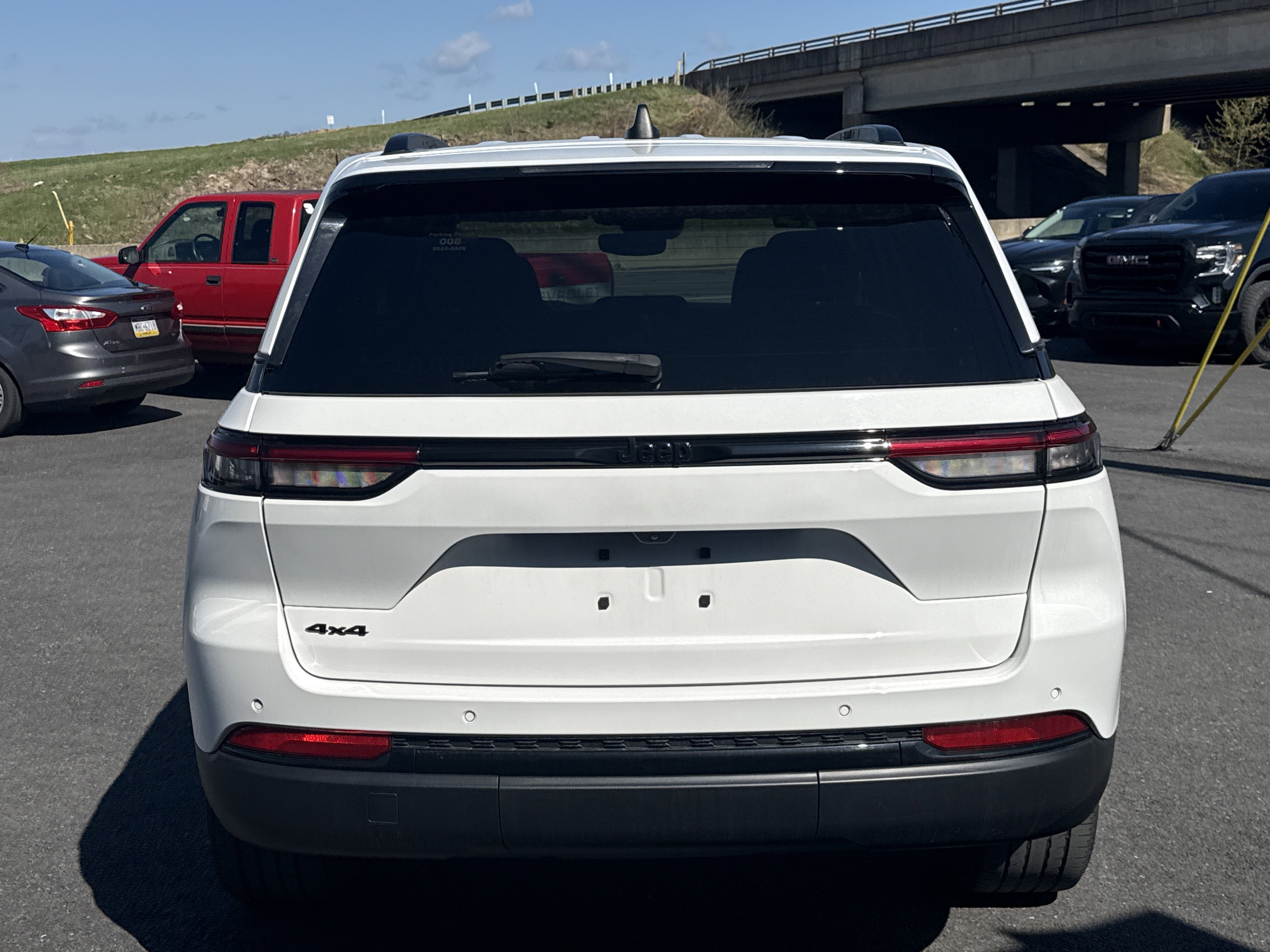 Used 2023 Jeep Grand Cherokee Altitude image 4