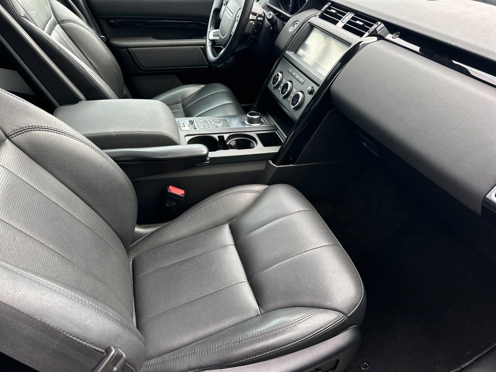 Used 2018 Land Rover Discovery SE image 15