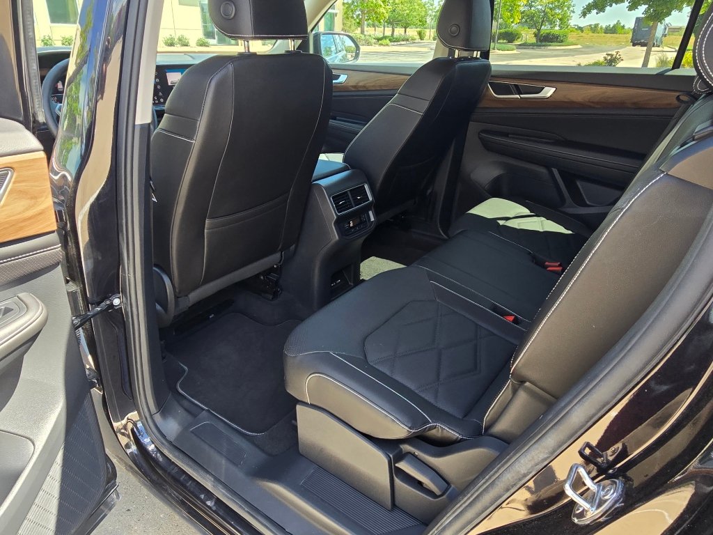 Used 2025 Volkswagen Atlas SE AWD/4WD image 16