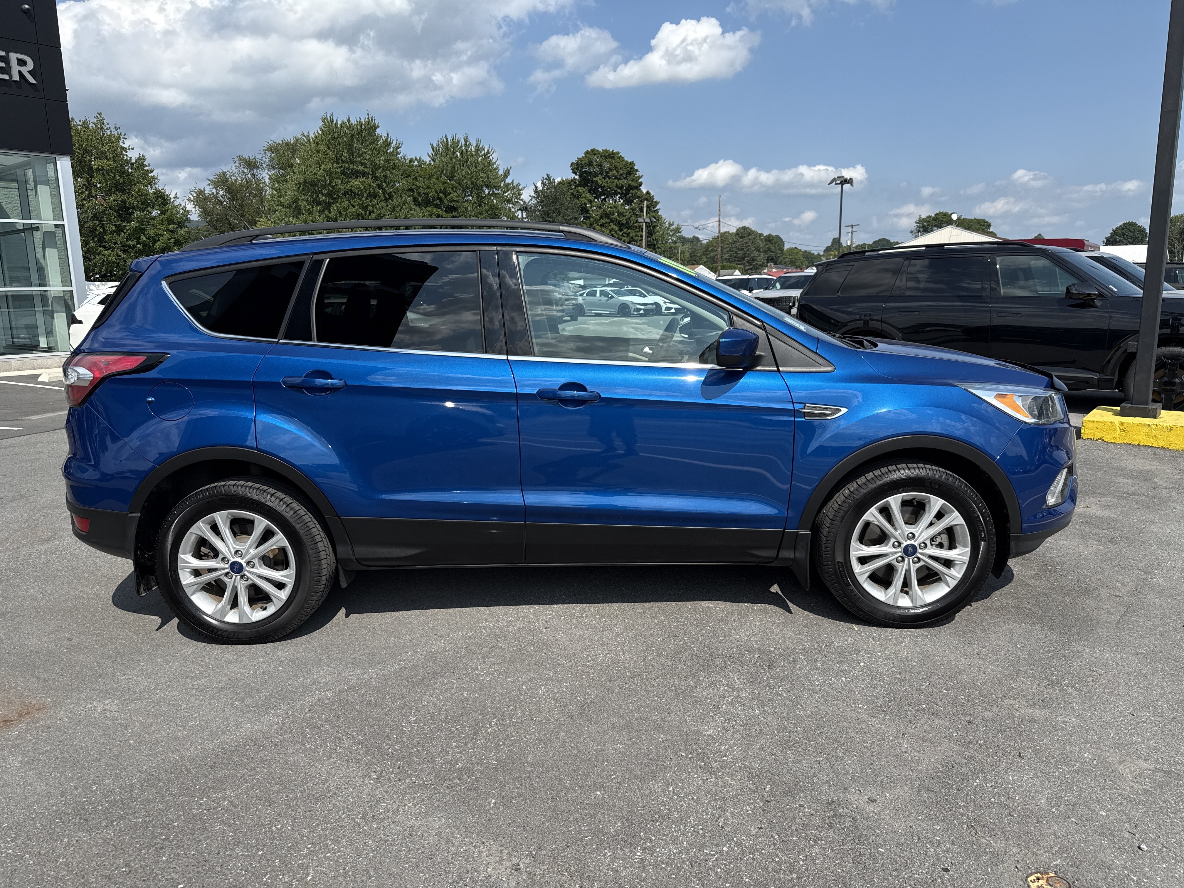 Used 2018 Ford Escape SE w/ SE Sync 3 Package AWD/4WD image 2
