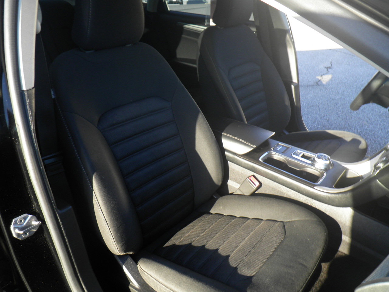 Used 2017 Ford Fusion SE image 25