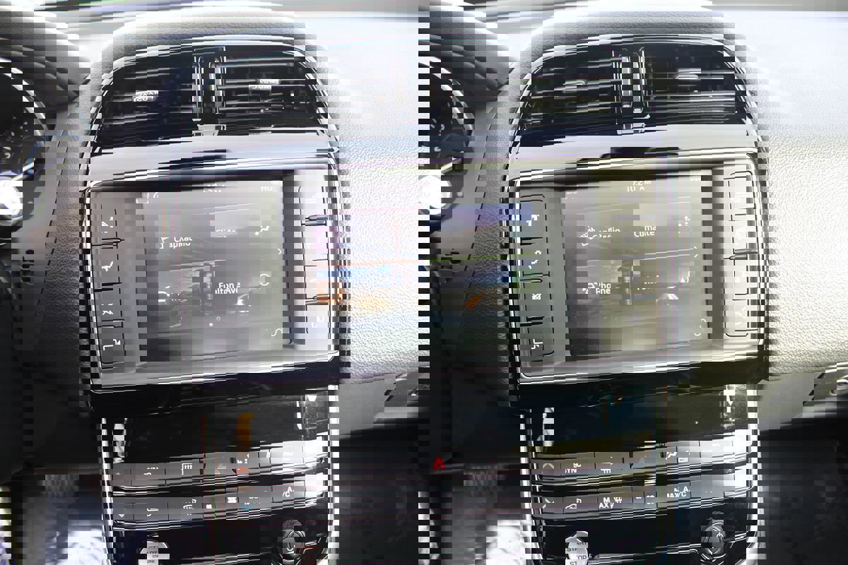 Used 2017 Jaguar XE Prestige image 29