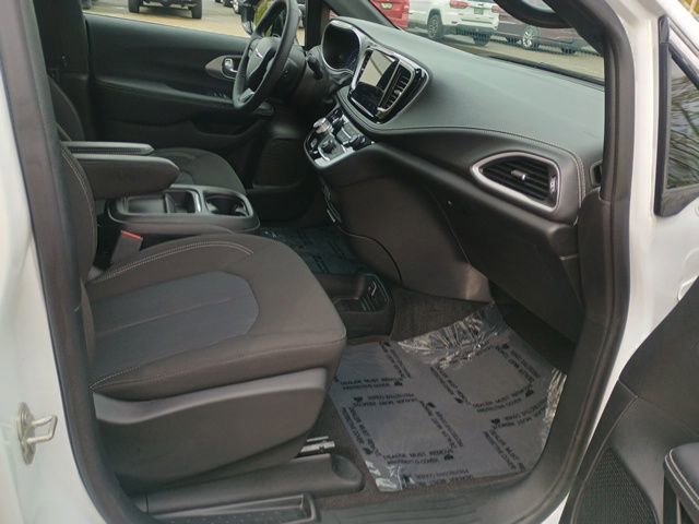 Used 2024 Chrysler Pacifica Touring FWD image 14