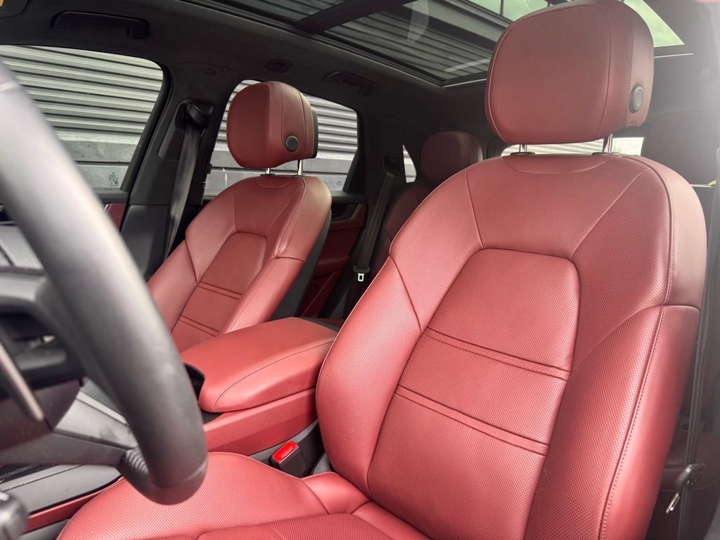 Certified 2025 Porsche Cayenne Turbo AWD/4WD image 5