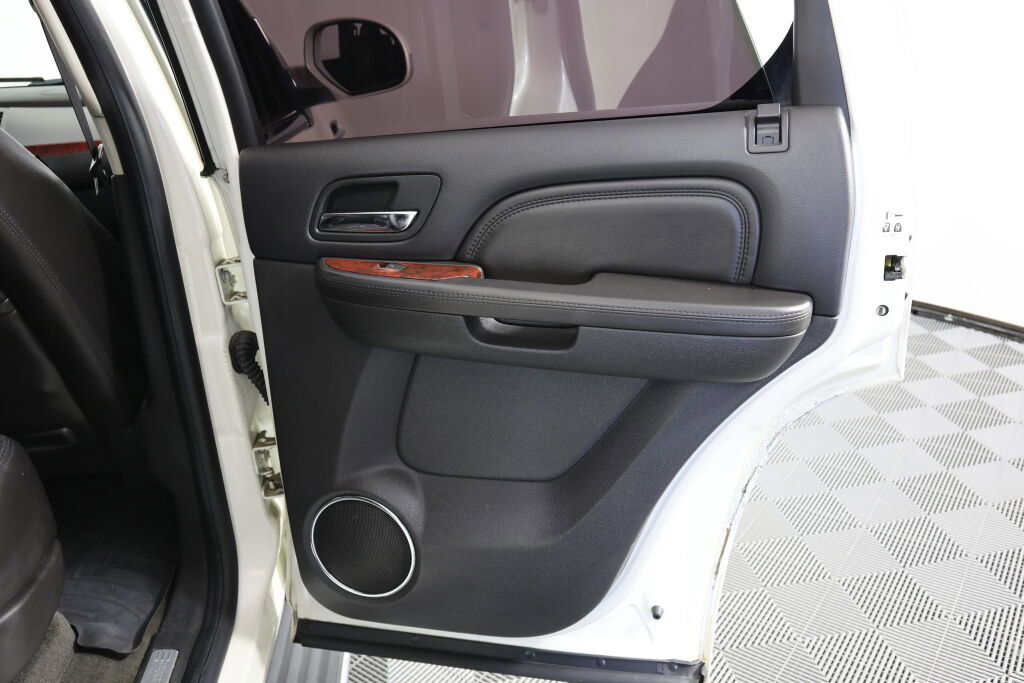 Used 2010 Cadillac Escalade Luxury AWD/4WD image 23