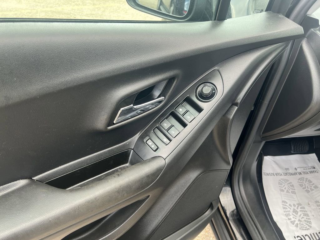 Used 2021 Chevrolet Trax LT w/ Redline Edition image 14