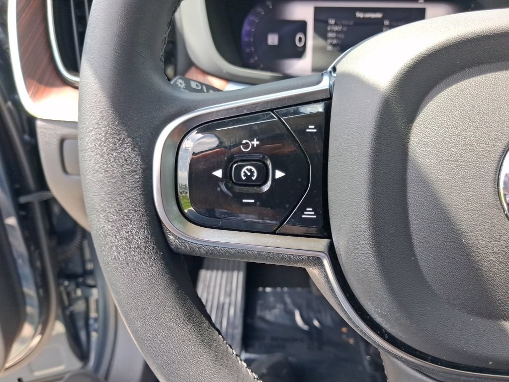 Certified 2024 Volvo XC60 B5 Plus AWD/4WD image 19