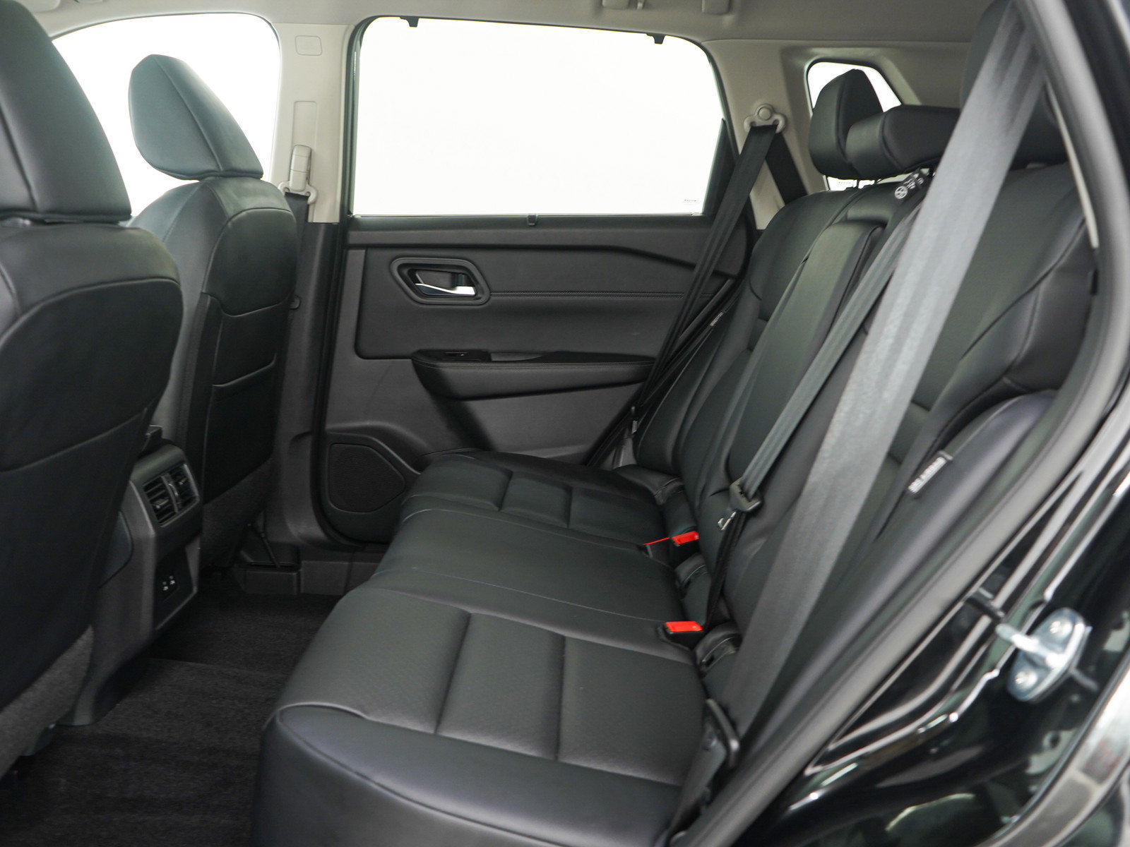 Used 2024 Nissan Rogue SV w/ SV Premium Package image 15