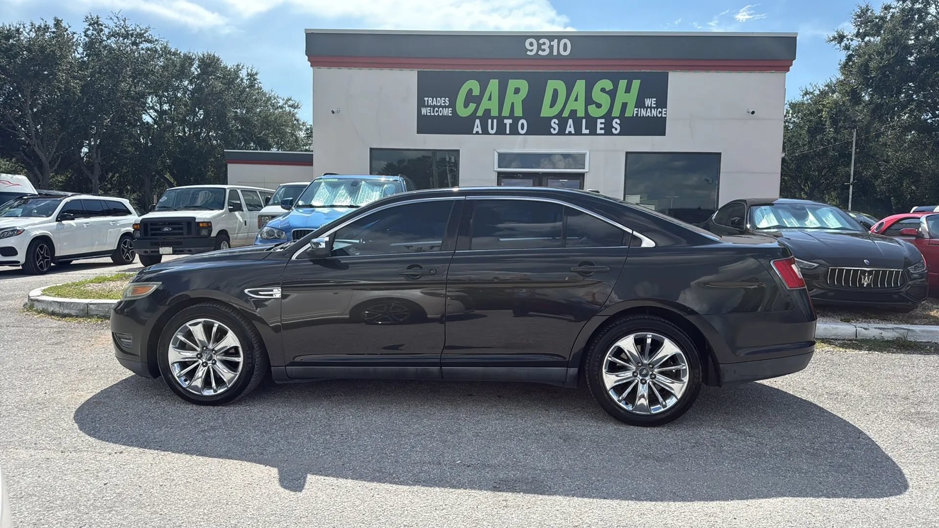 Used 2010 Ford Taurus Limited FWD image 2