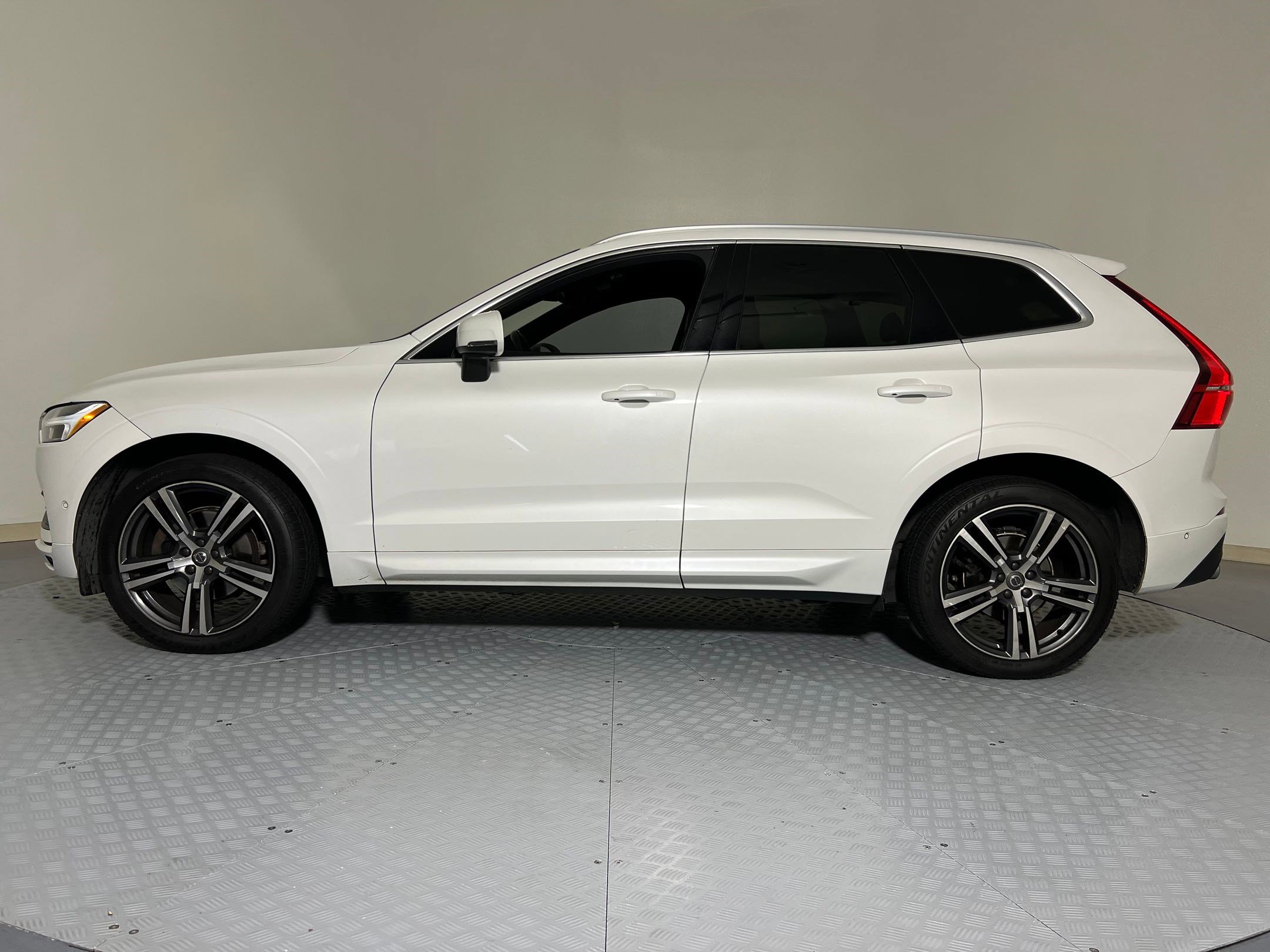 Used 2018 Volvo XC60 T5 Momentum w/ Vision Package image 2