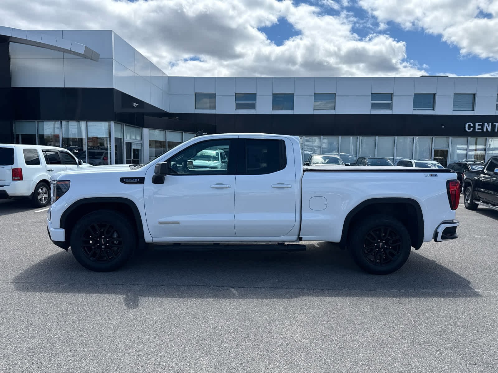 Used 2023 GMC Sierra 1500 Elevation AWD/4WD image 2