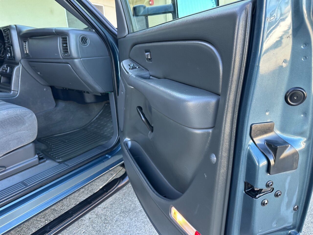 Used 2006 Chevrolet Silverado 3500 LT w/ Skid Plate Package AWD/4WD image 97