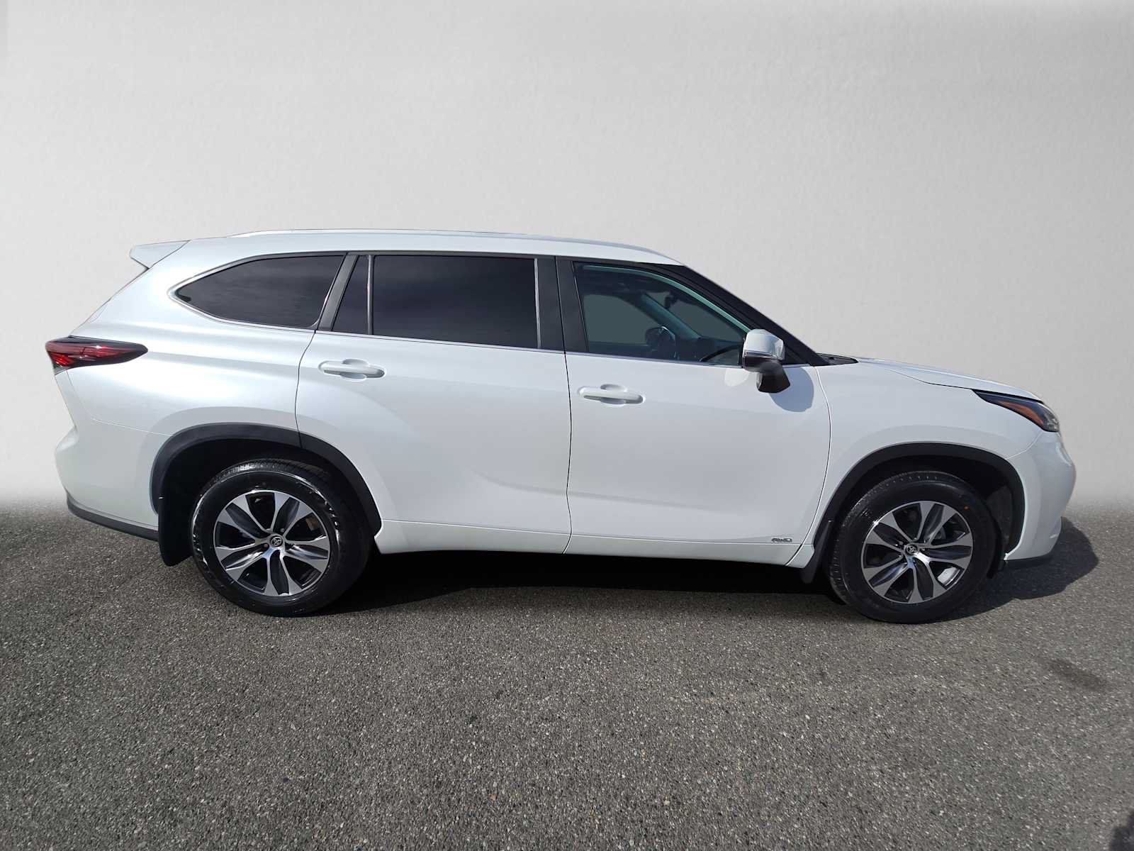 Used 2026 Toyota Highlander XLE AWD/4WD image 2
