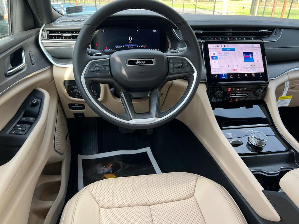 New 2024 Jeep Grand Cherokee Limited w/ Luxury Tech Group II AWD/4WD image 13