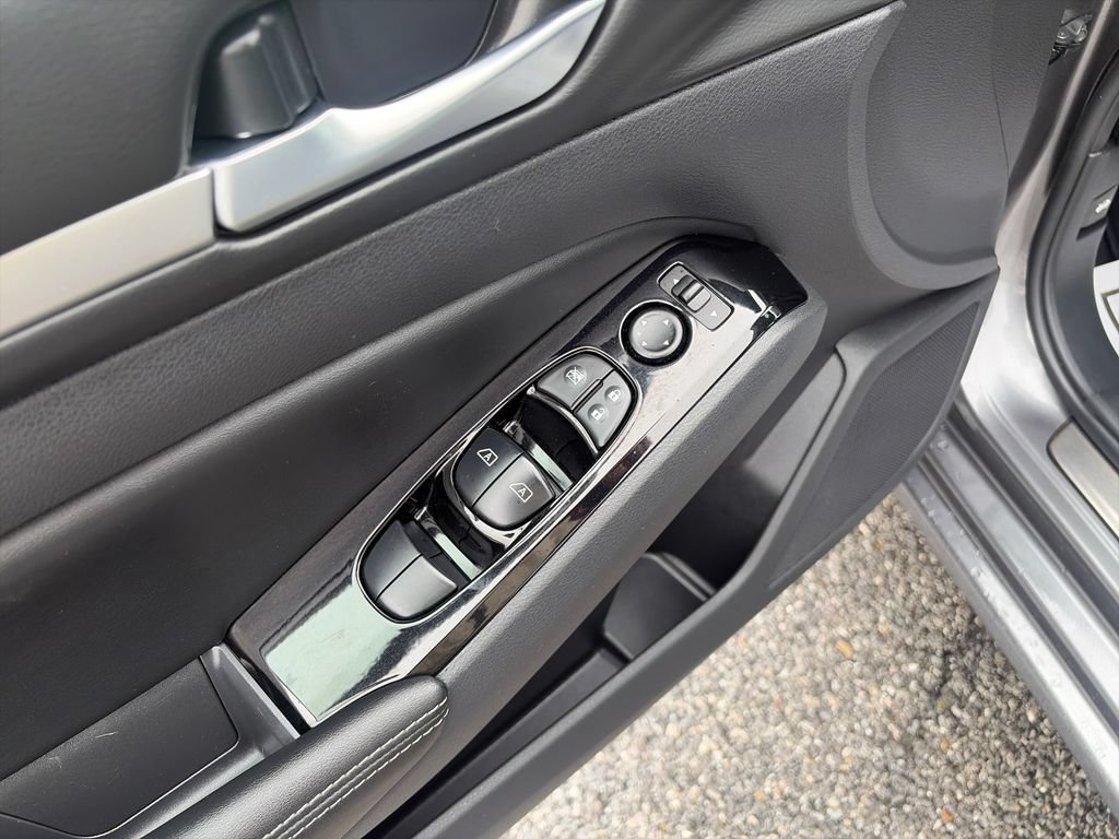 Used 2025 Nissan Altima 2.5 SL FWD image 12
