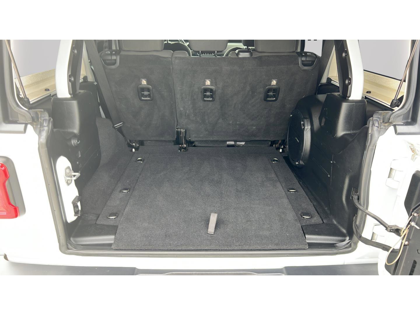 Used 2018 Jeep Wrangler Unlimited Sahara AWD/4WD image 17