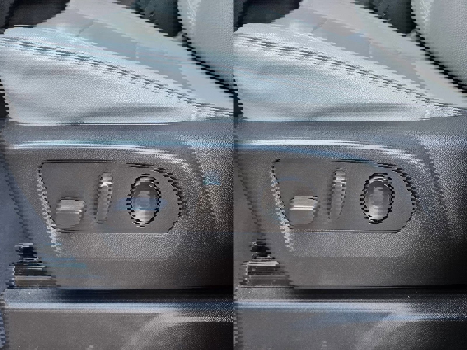 Used 2022 GMC Yukon XL SLT w/ SLT Premium Package image 22