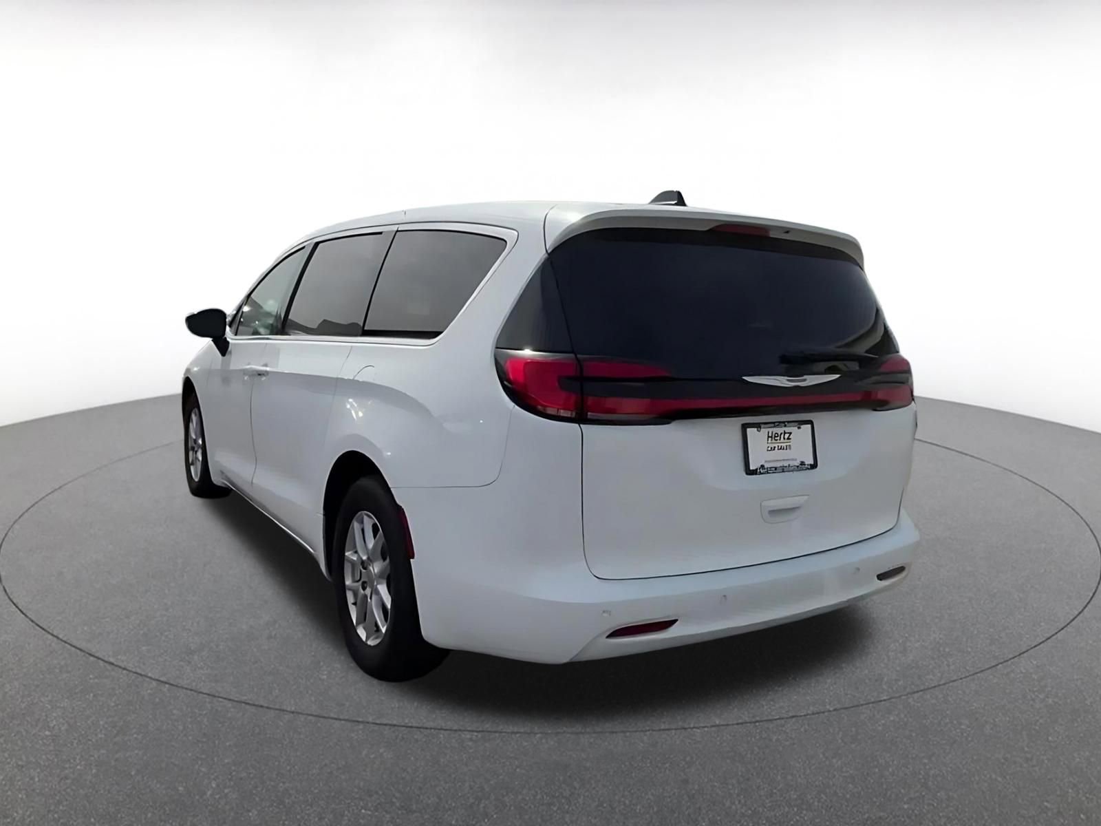 Used 2024 Chrysler Pacifica Touring-L image 11
