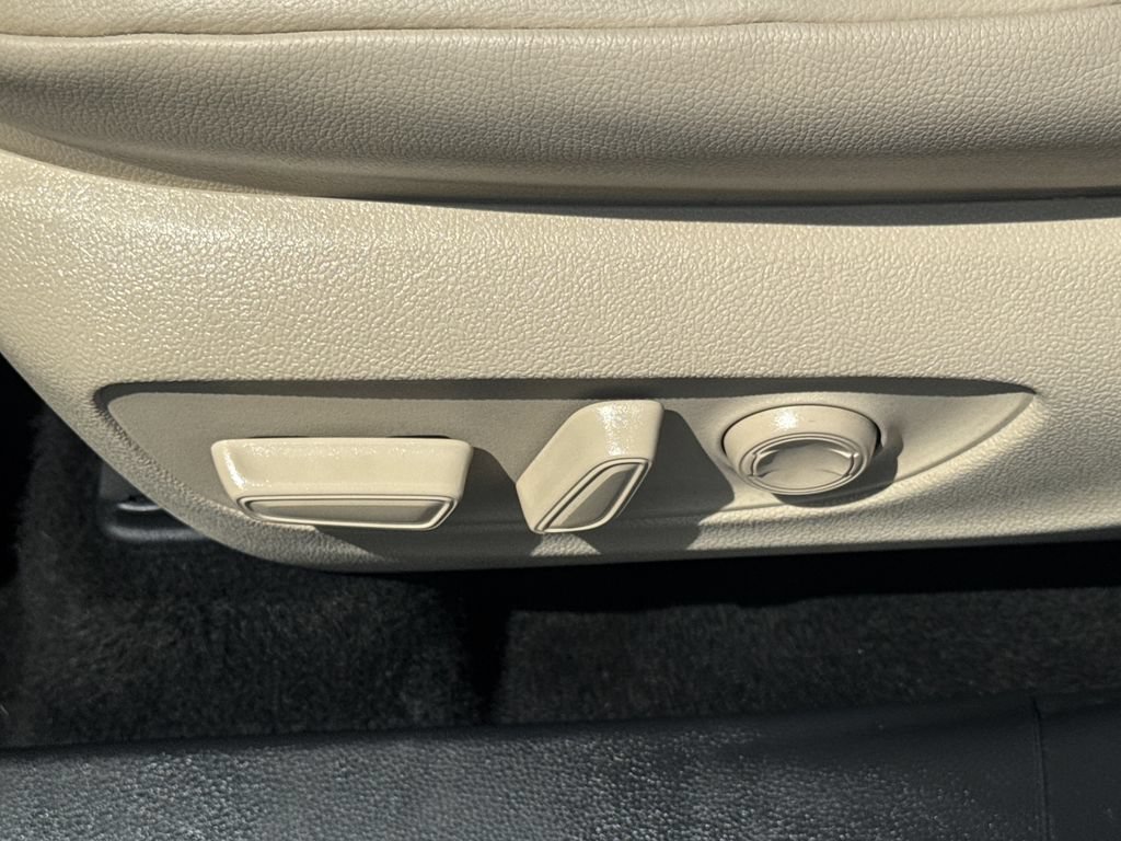 Used 2025 Toyota Highlander XLE AWD/4WD image 51