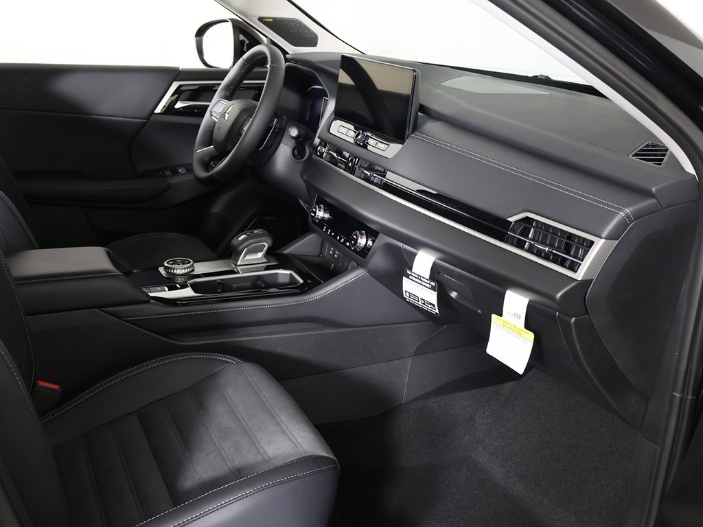 New 2025 Mitsubishi Outlander SE image 28