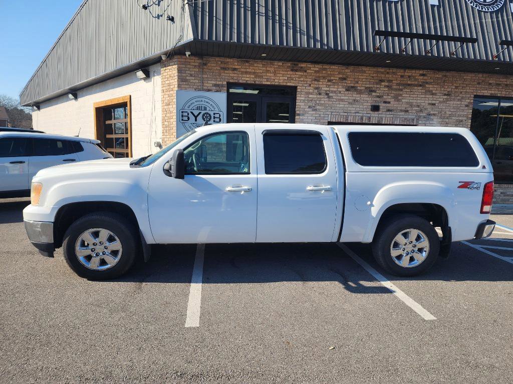 Used 2009 GMC Sierra 1500 SLT w/ Suspension Package, Off-Road image 2