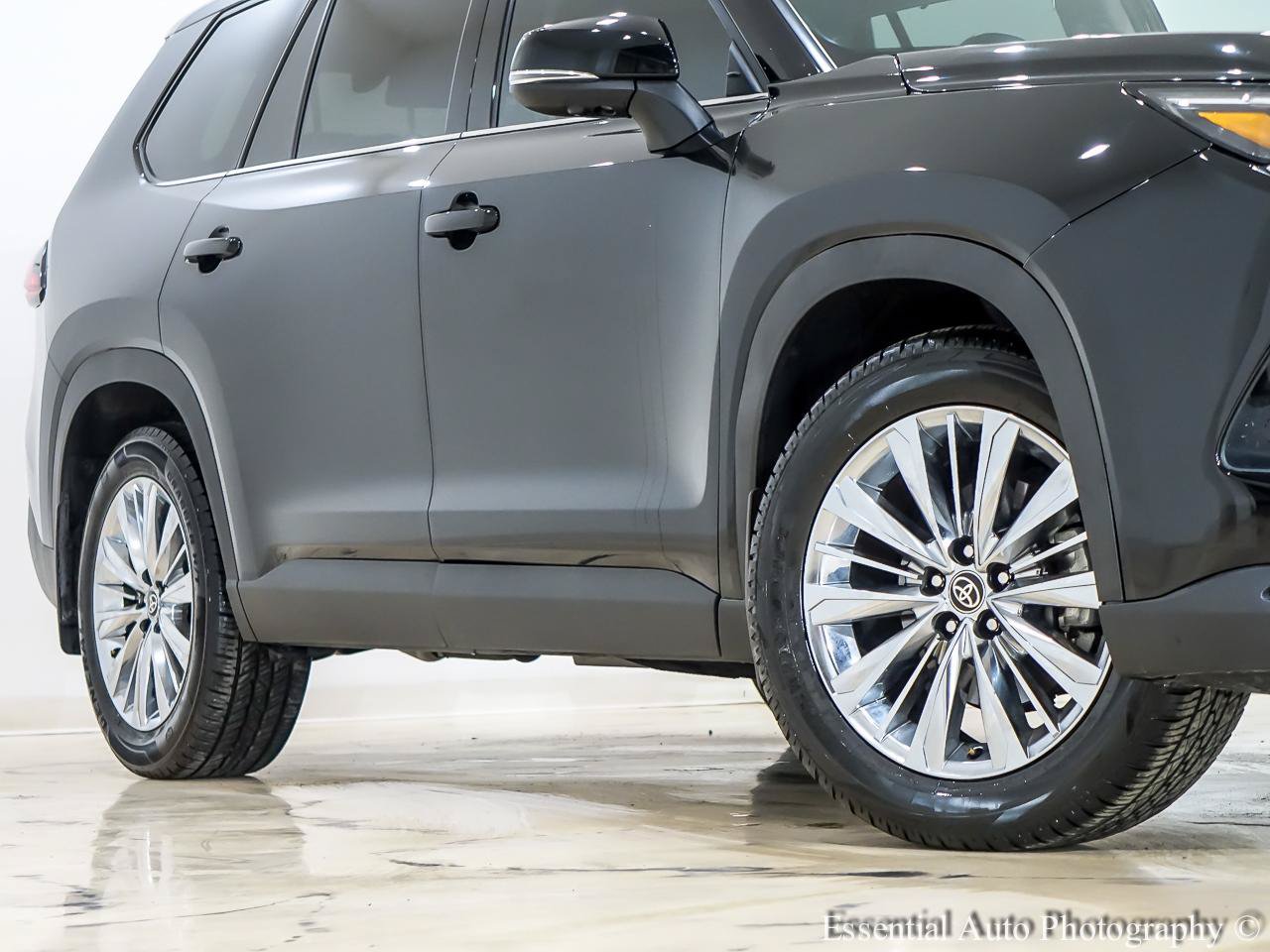 Used 2025 Toyota Grand Highlander AWD image 4