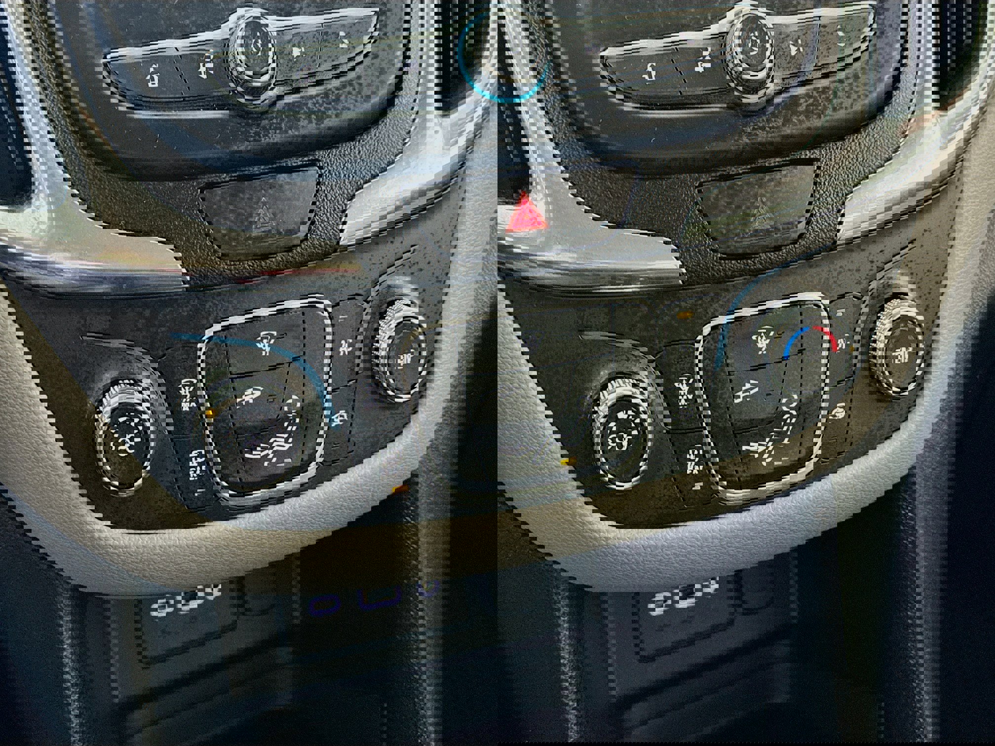 Used 2020 Chevrolet Equinox LS w/ LS Convenience Package image 16