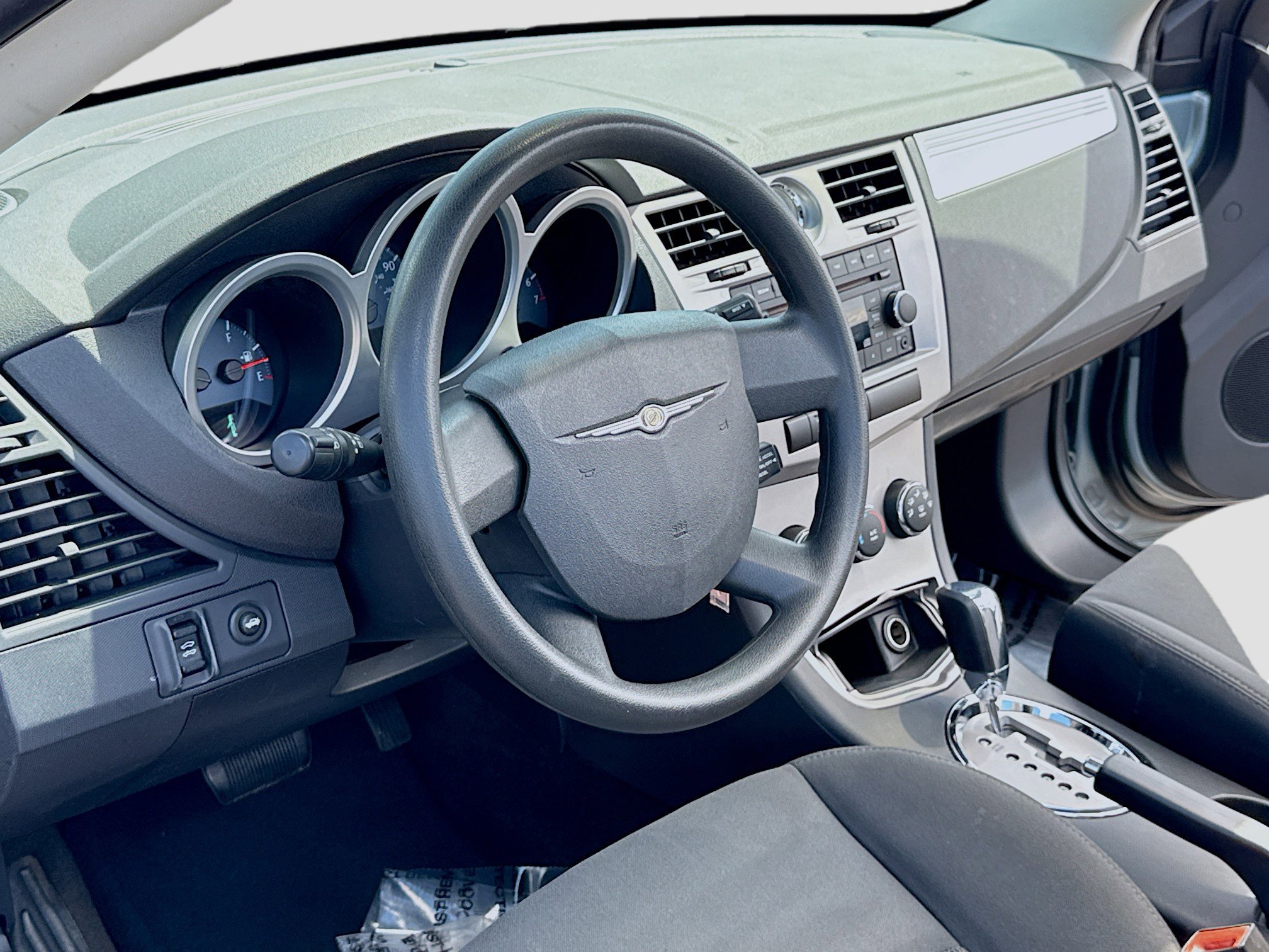 Used 2010 Chrysler Sebring Touring FWD image 4