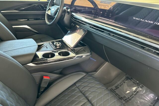 New 2025 Cadillac Escalade IQ Sport 1 w/ LPO, ONYX Package image 17