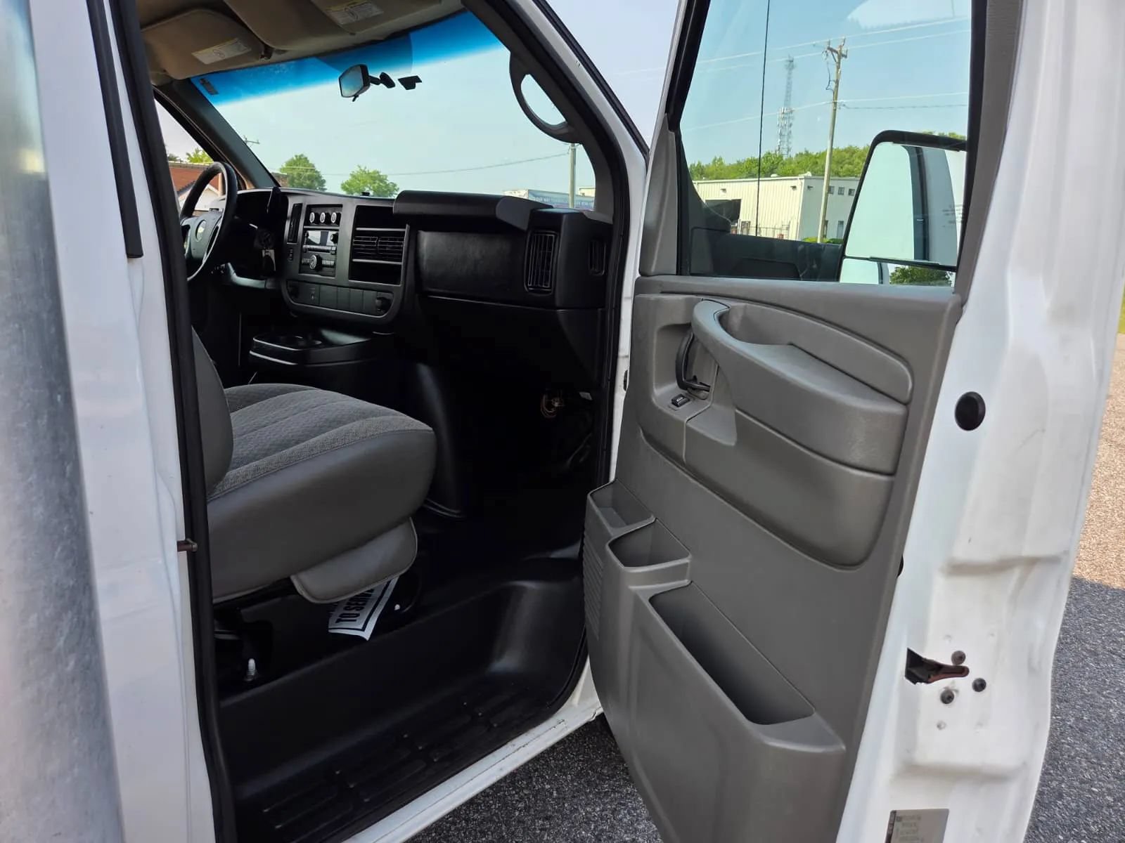 Used 2014 Chevrolet Express 3500 Extended RWD image 28