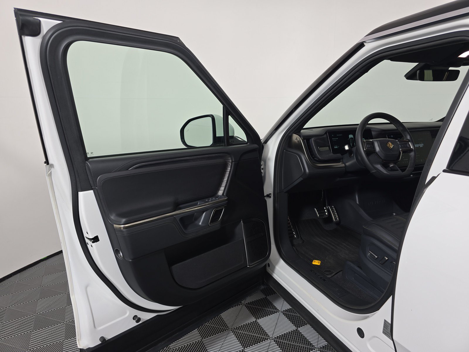 Used 2023 Rivian R1S Adventure AWD/4WD image 16
