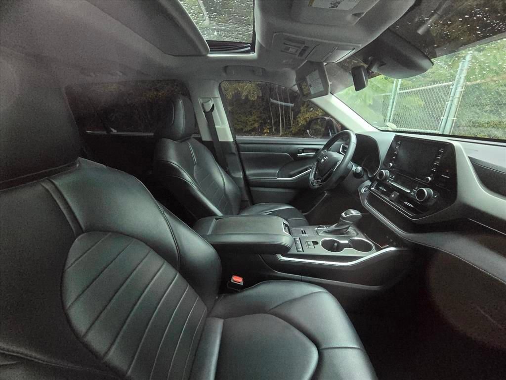 Used 2021 Toyota Highlander XLE FWD image 7