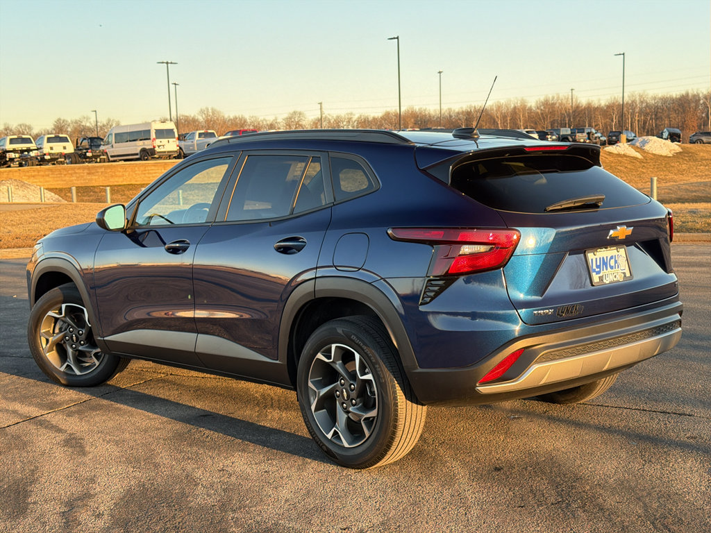 Used 2024 Chevrolet Trax LT w/ Sunroof Package image 2