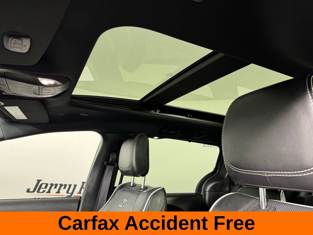 Used 2025 Chrysler Pacifica Limited image 3