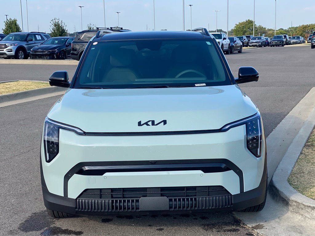New 2027 Kia EV3 Land FWD image 2