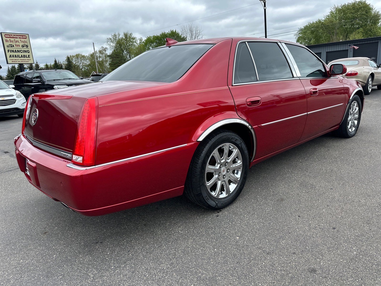 Used 2009 Cadillac DTS w/ Sun And Sound Package FWD image 3