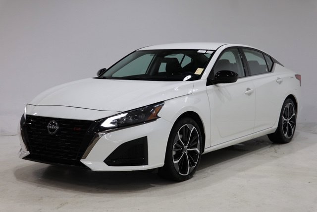 Used 2025 Nissan Altima 2.5 SR FWD image 3