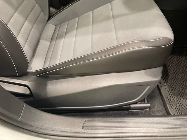 Used 2025 Volkswagen Jetta SE FWD image 19