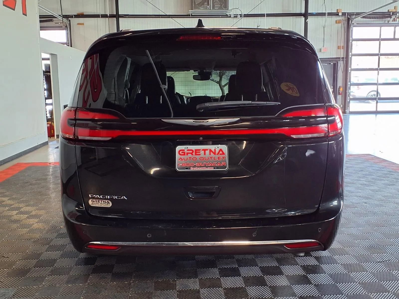 Used 2022 Chrysler Pacifica Touring-L w/ Uconnect Theater Family Group image 5