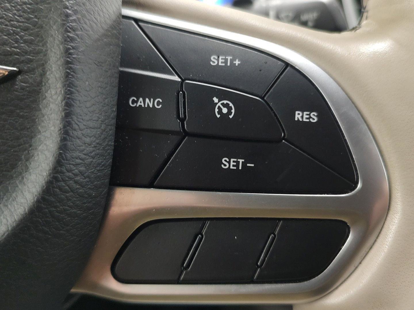 Used 2019 Chrysler Pacifica Limited image 16