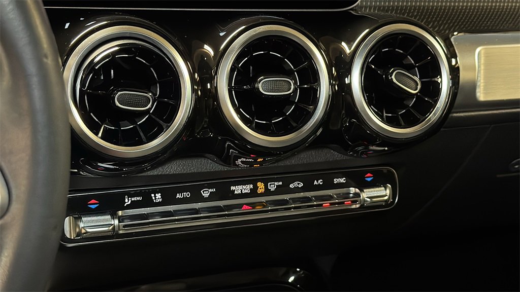 Used 2021 Mercedes-Benz GLB 250 4MATIC image 29