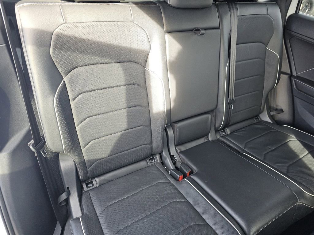 Used 2022 Volkswagen Tiguan SEL R-Line image 28