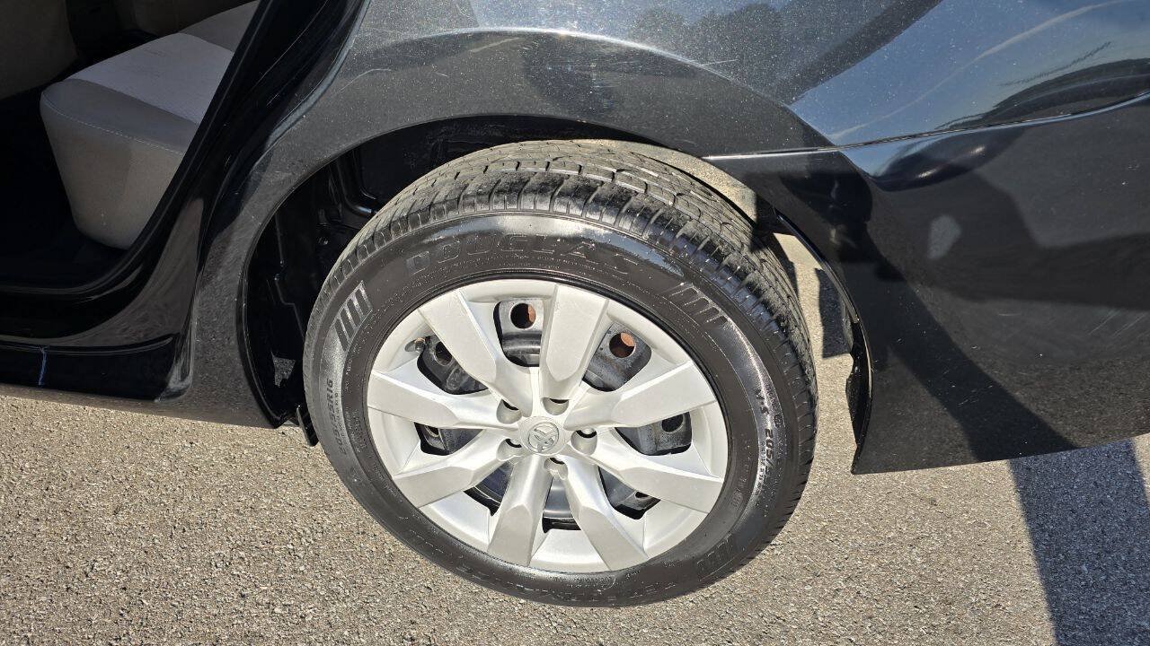 Used 2015 Toyota Corolla LE FWD image 12