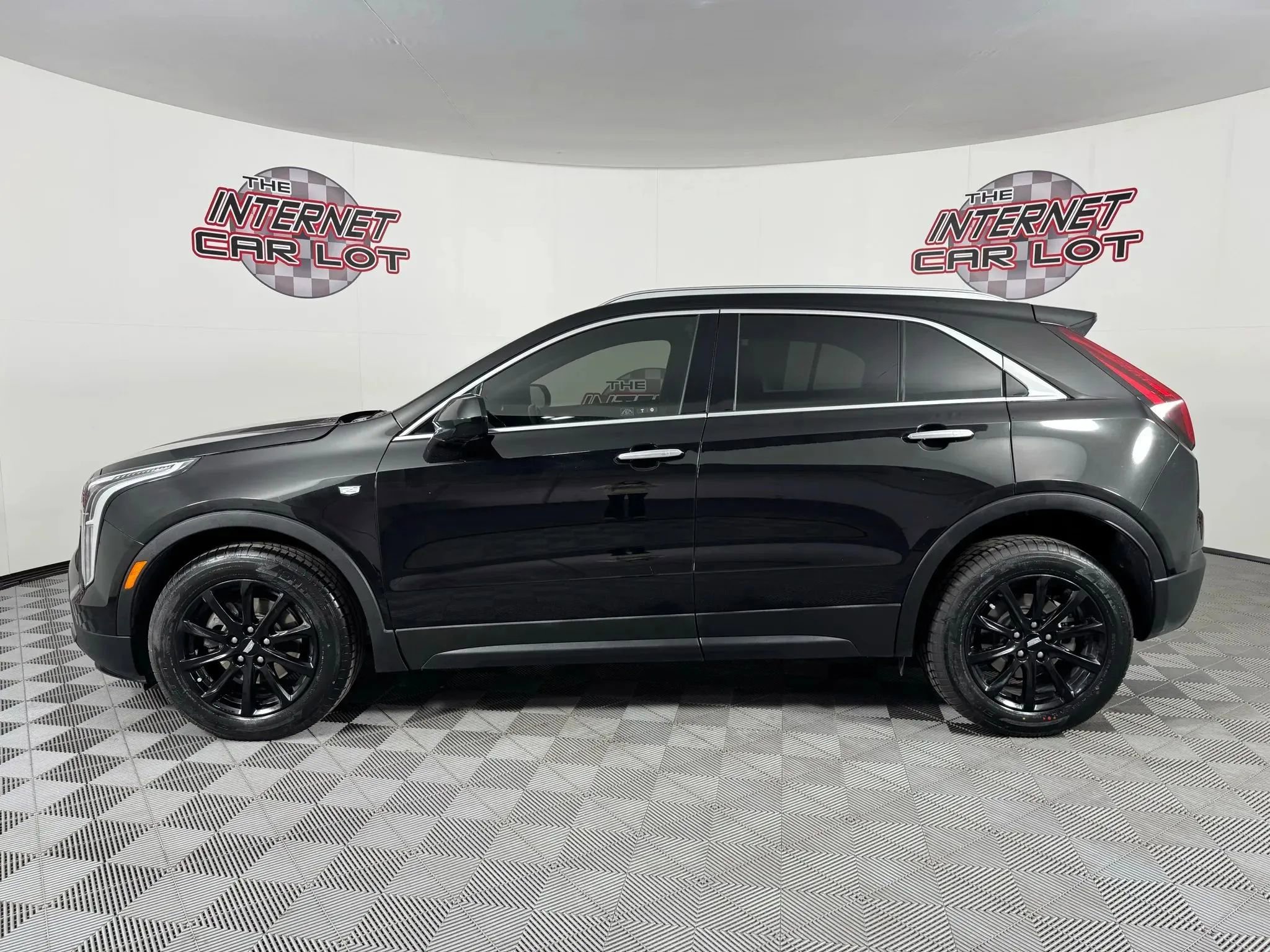 Used 2023 Cadillac XT4 Luxury w/ Cold Weather Package image 4