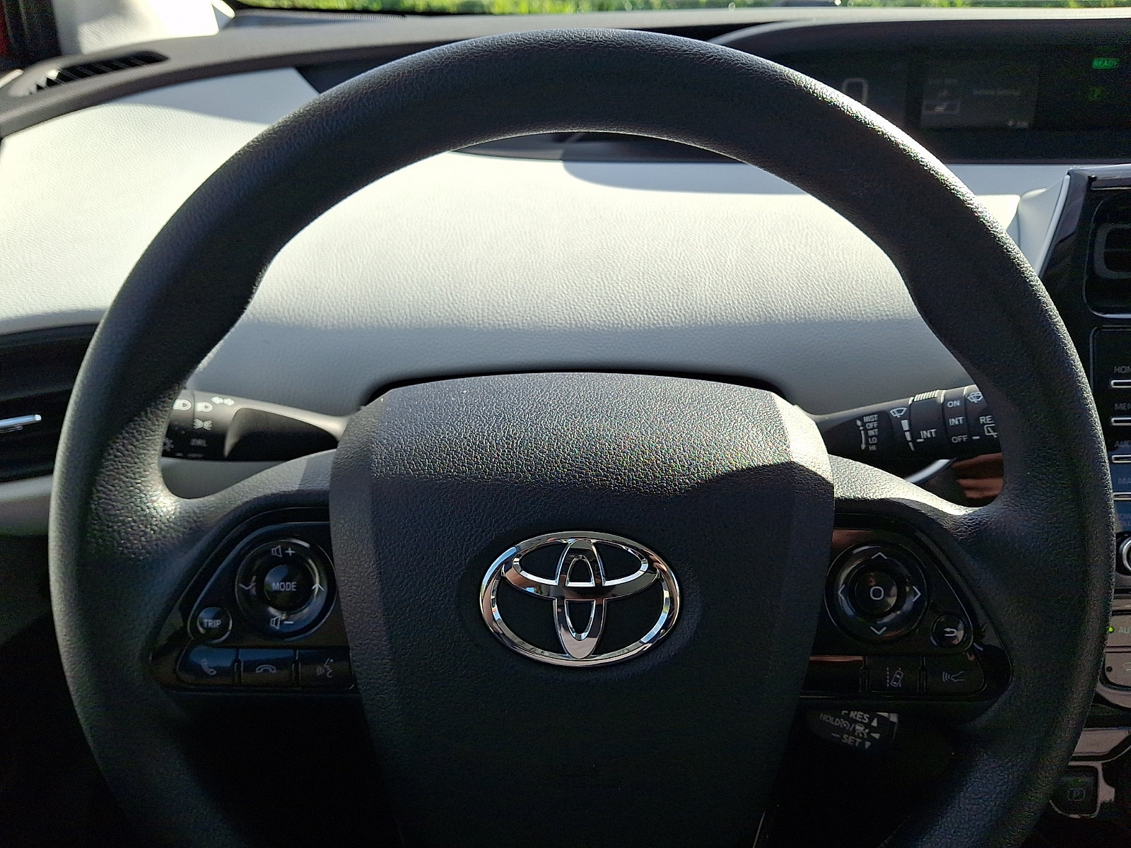 Used 2022 Toyota Prius LE FWD image 18