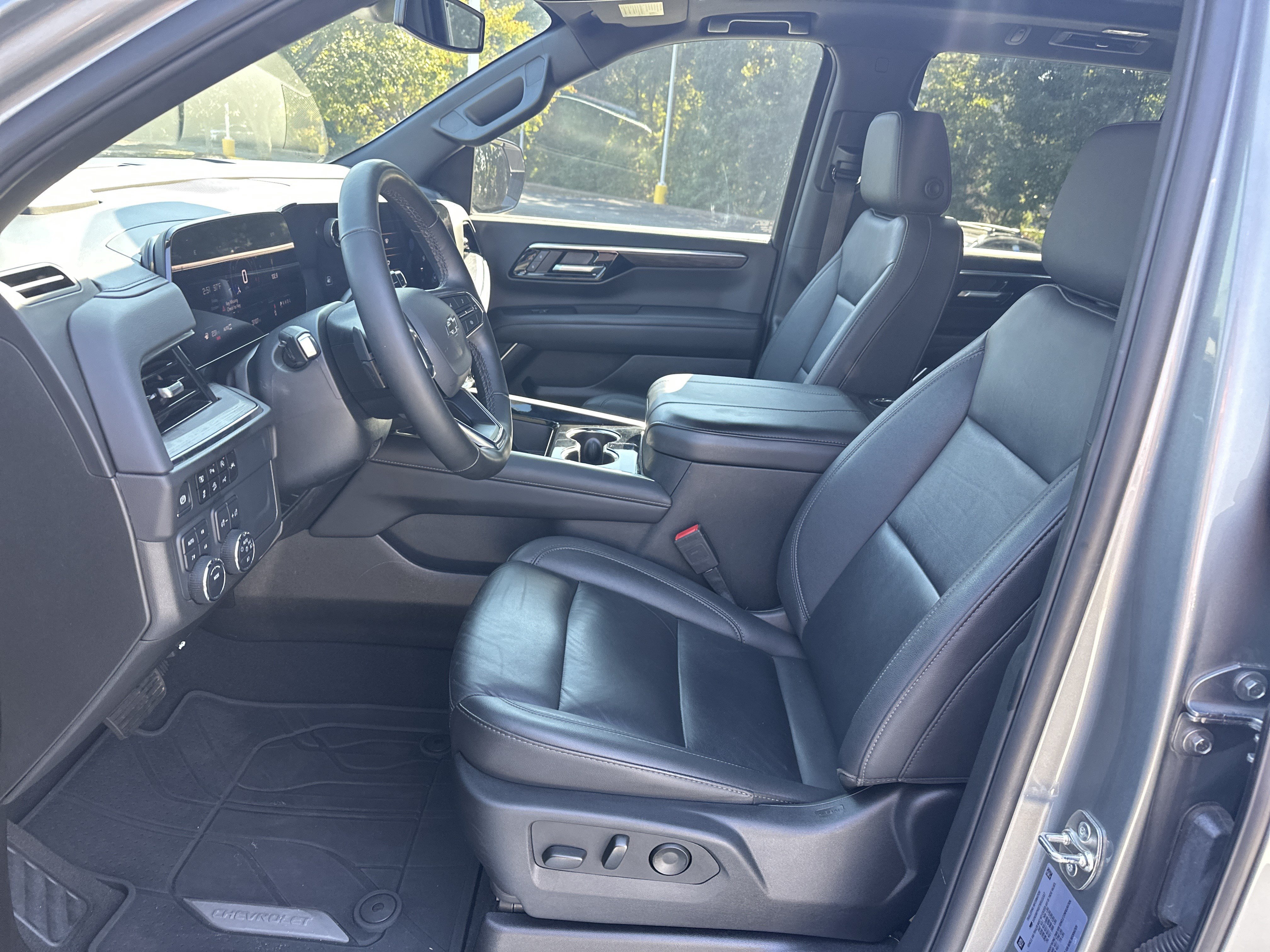 Used 2025 Chevrolet Tahoe Z71 w/ Comfort Package AWD/4WD image 16
