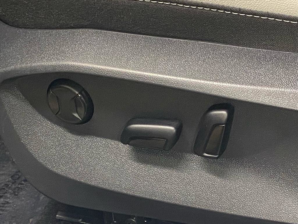 Used 2025 Volkswagen Taos SE image 14